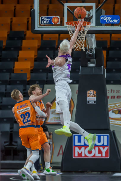 并在防守端 并在防守端