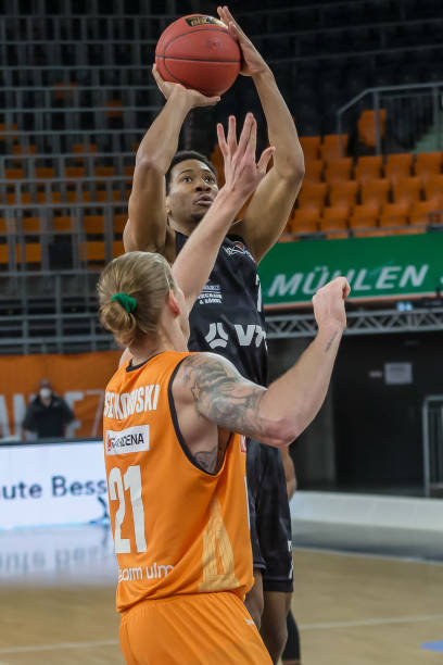 占据主导地 占据主导地